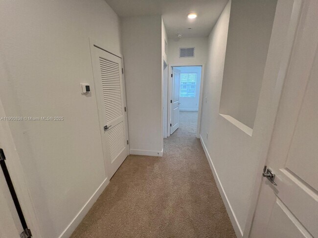 Building Photo - 136 SW 170th Ave