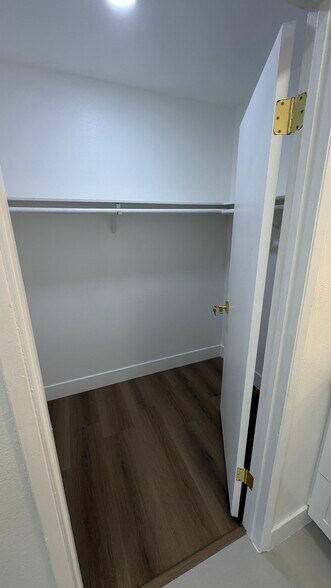 Building Photo - 10331 Lindley Ave