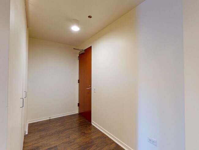 Building Photo - 400 N La Salle Dr