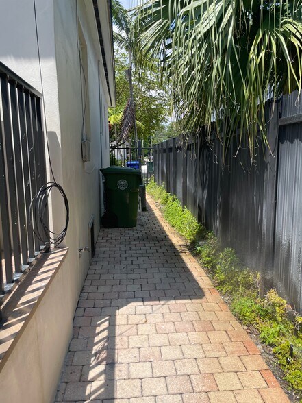 Building Photo - 2510 SW 27th St