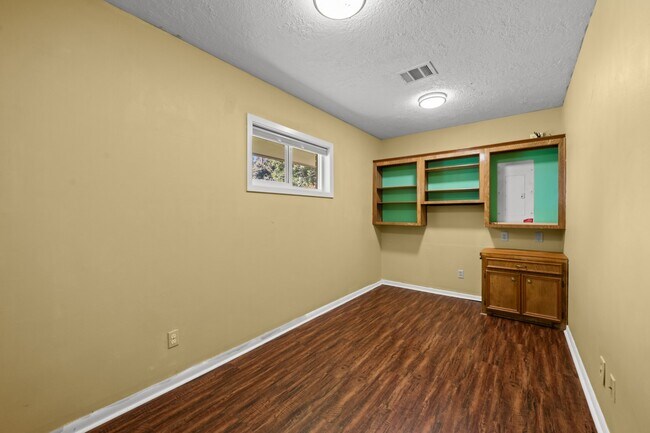 Building Photo - 616 Cannan Dr