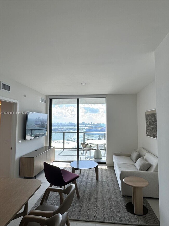 Building Photo - 601 NE 1st Ave