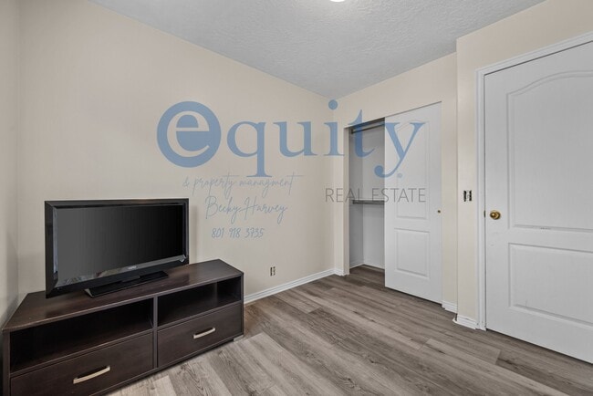 Building Photo - 703 Ry Ln