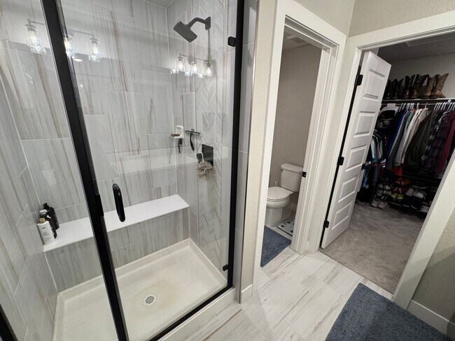 Building Photo - Modern 3-Bed, 2-Bath Townhome with Spaciou...