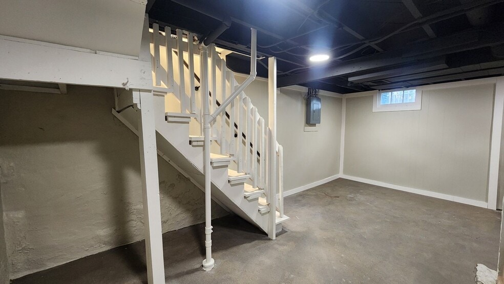 Building Photo - 103 31st Ave N