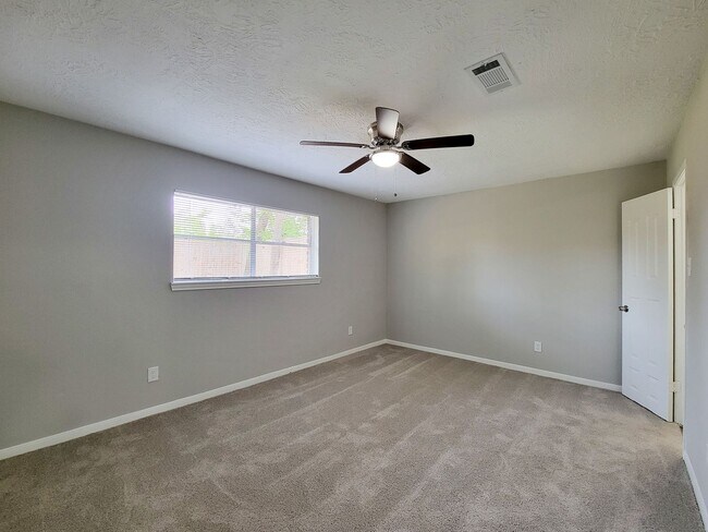 Building Photo - REMODELED 4 BEDROOM 2 BATH LEASE HOME IN H...