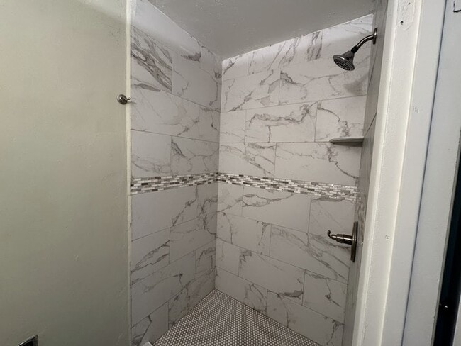 Building Photo - 5 Bedroom Near GCU
