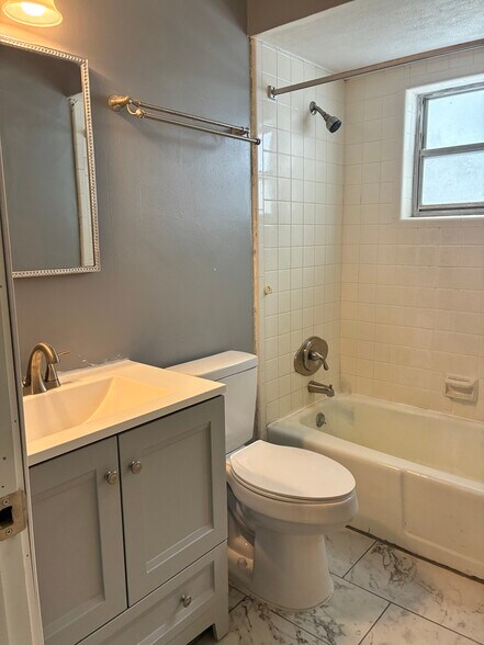 Building Photo - 186 175th Terrace Dr E