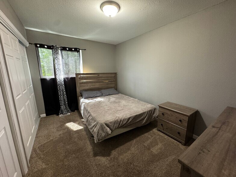 Building Photo - 3122 Moonbeam Cir S
