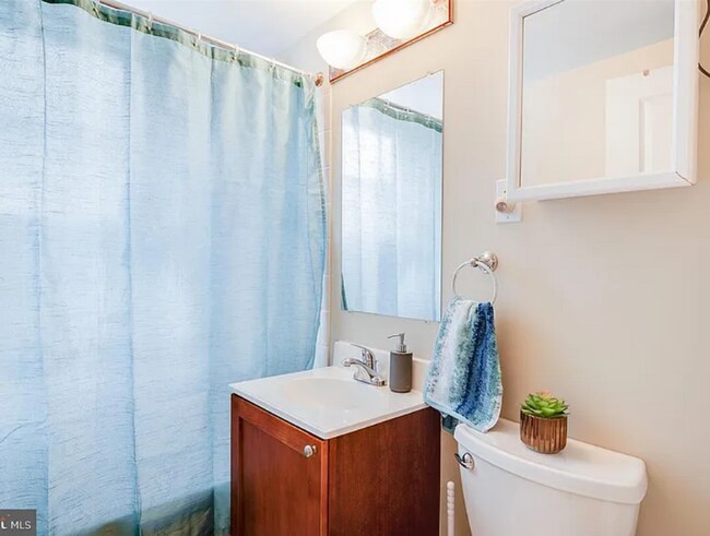 Building Photo - Amazing 2 bedroom/ 1 Bathroom unit with plenty natural light