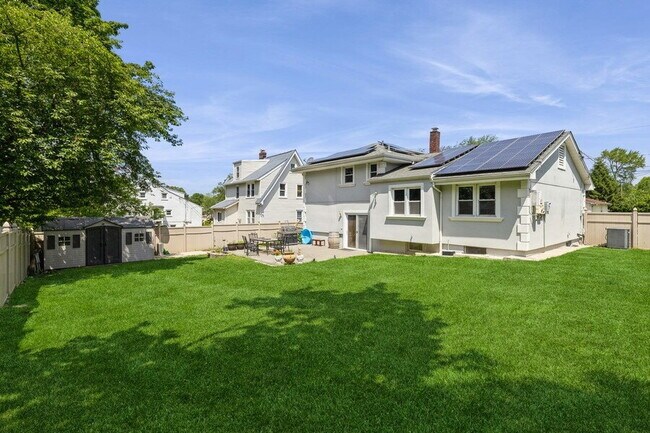 Building Photo - Bergenfield NJ Split Level Spacious Single Family home