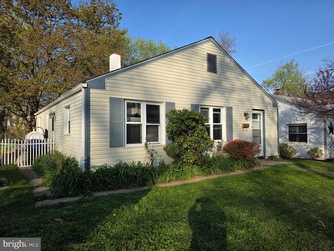 Building Photo - 14 Scarlet Ave