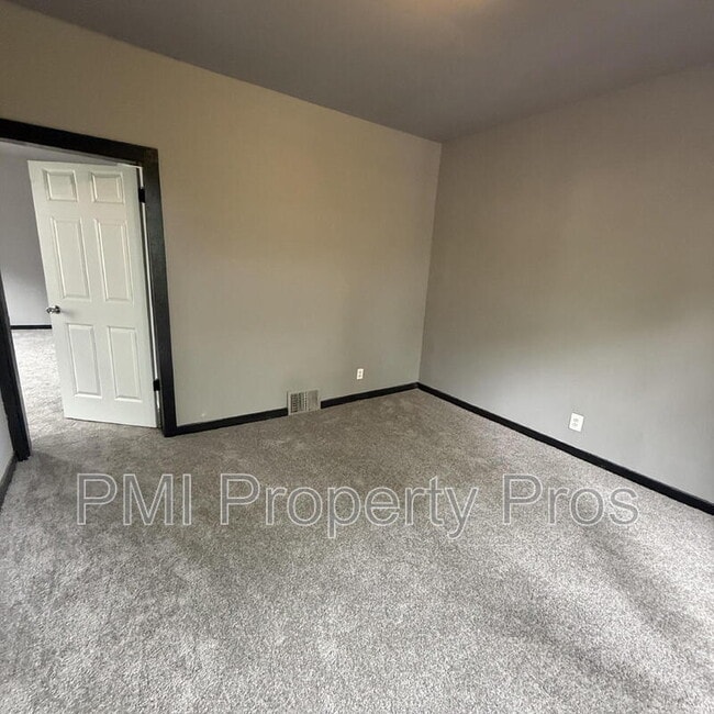 Building Photo - 3127 W Garfield Ave
