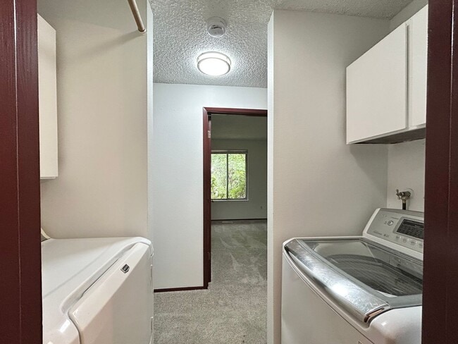 Building Photo - Bright and Open 3 Bed, 1 Bath House!