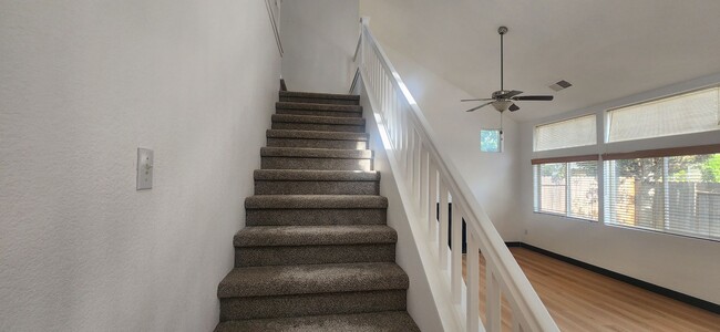 Building Photo - 3 Bedroom Home in Quaint Gated Community in Elk Grove