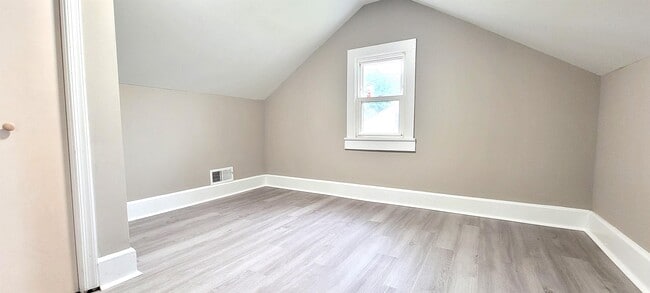 Building Photo - 104 Middleneck Ln