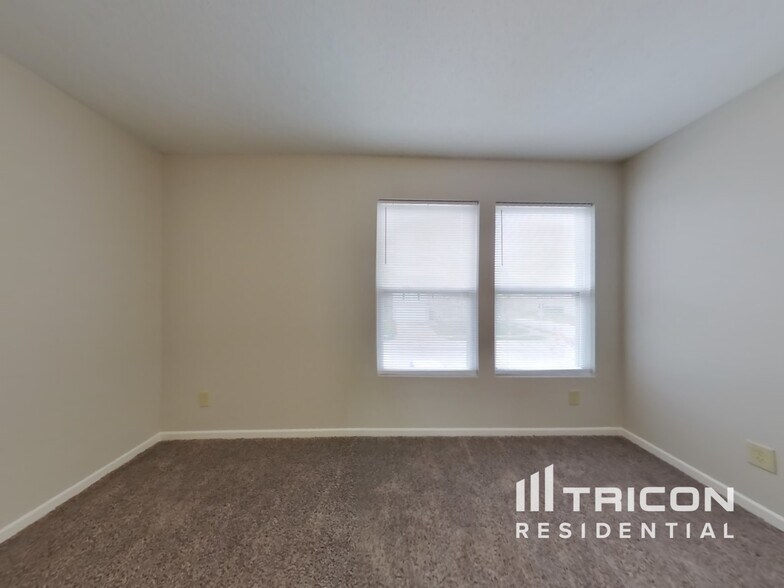 Building Photo - 11361 N Creekside Dr