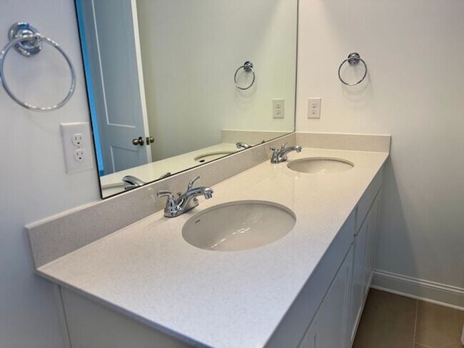 Building Photo - MOVE IN SPECIAL-3 bedroom with study/flex/office/keeping room