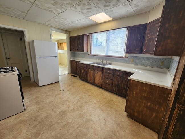 Building Photo - 3 Bedroom House w/Detached Garage!!!