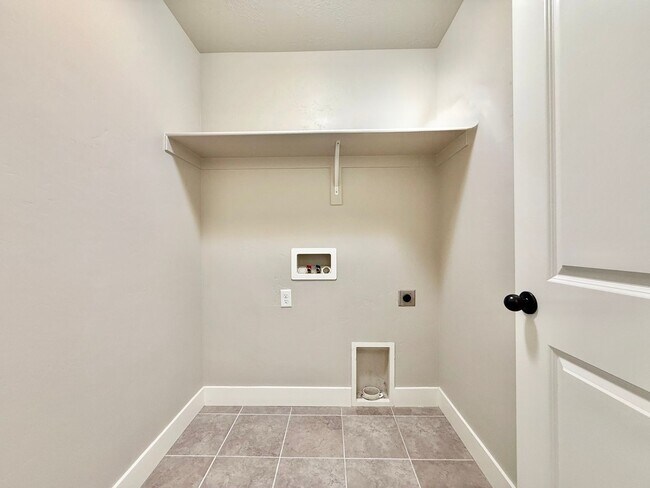 Building Photo - 673 W Beth Cir