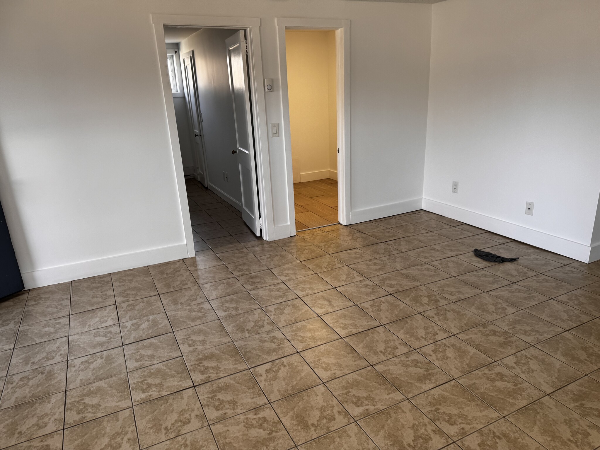 bedroom and bathroom entry - 326 Vineyard Ave