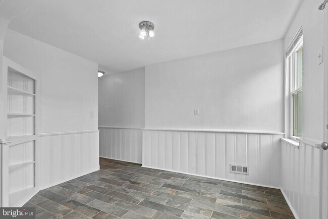 Building Photo - 227 Willow Ave