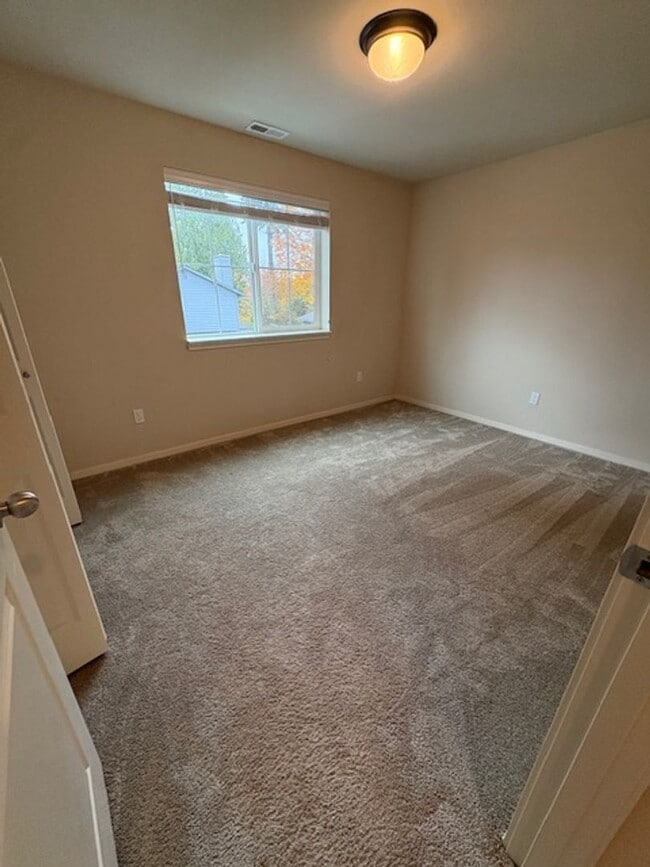 Building Photo - Beautiful 4-bedroom 2.5 bath home