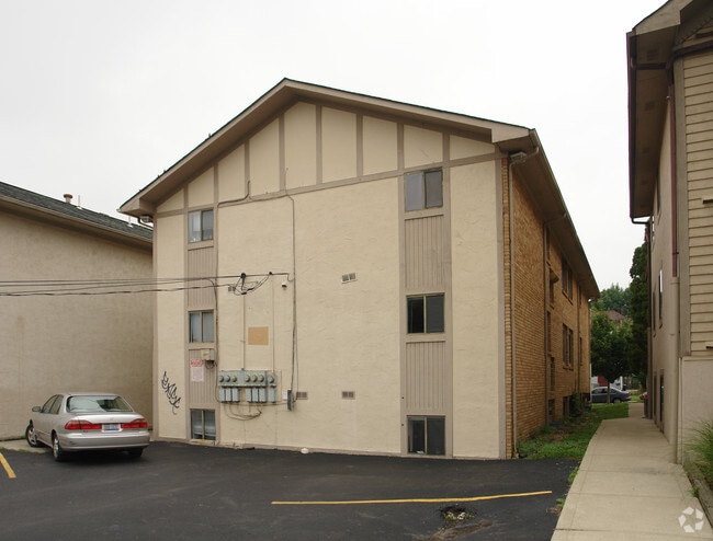 Building Photo - 111 E Norwich Ave