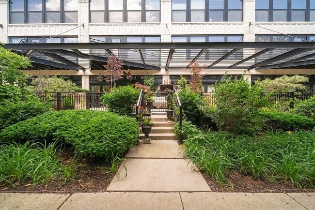 Building Photo - 1070 W 15th St