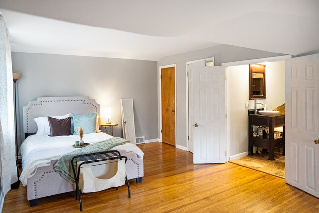 Building Photo - 193 Thistle Lea