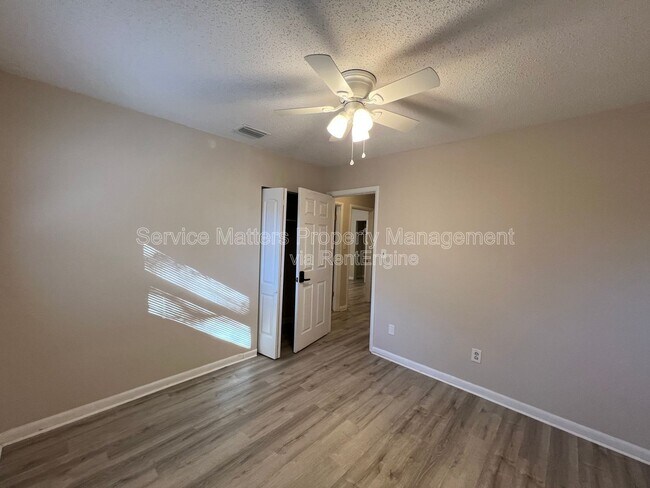 Building Photo - 303 Newcastle Dr