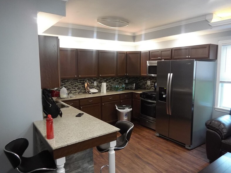 Building Photo - 205 Cherry St