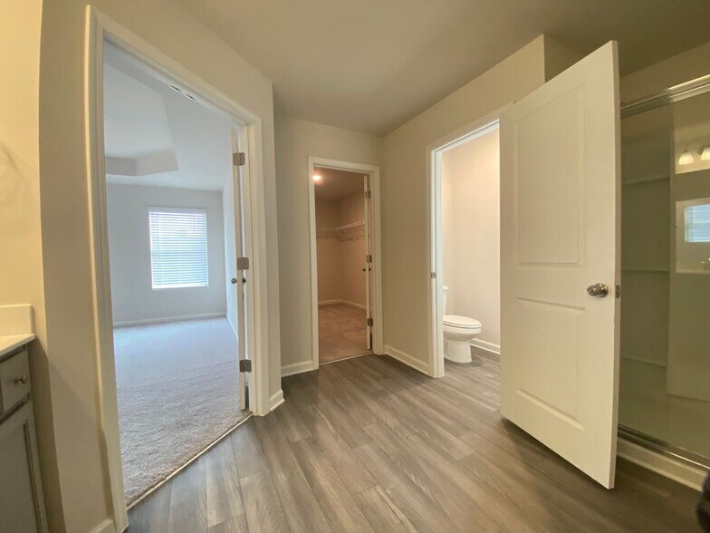 Building Photo - 4679 Fullerton Dr