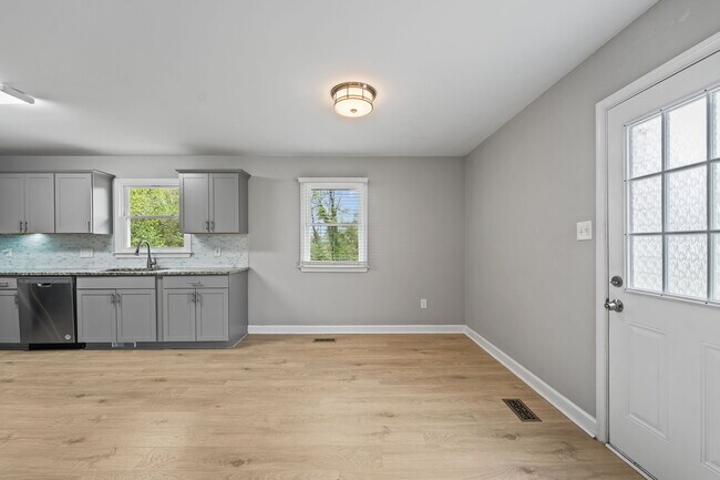 Building Photo - 1910 Hilldale Dr