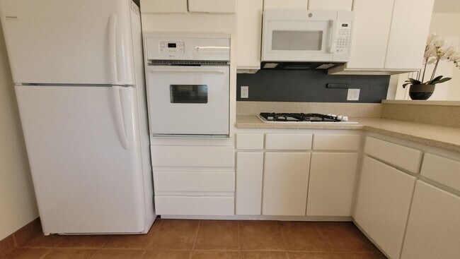 Building Photo - Stunning remodel in ideal location!