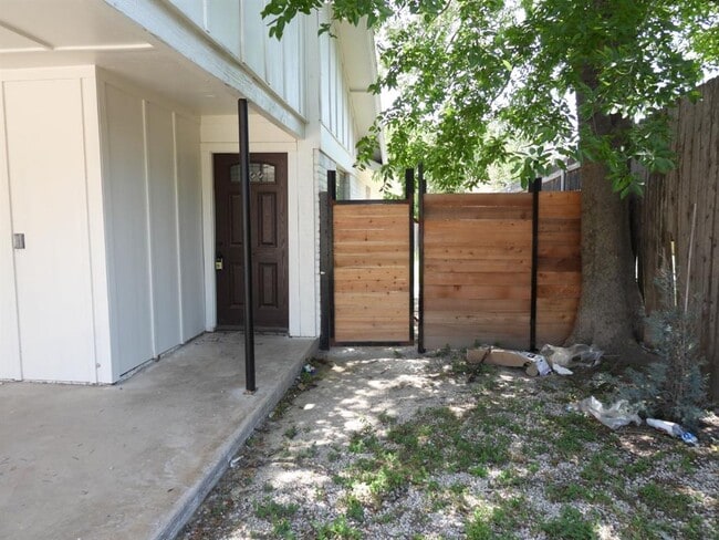 Building Photo - 1621 Rutland Dr
