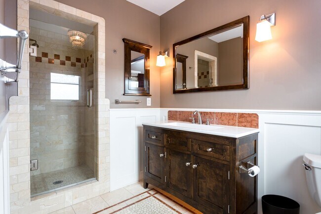 Building Photo - Loma Portal Craftsman with Views