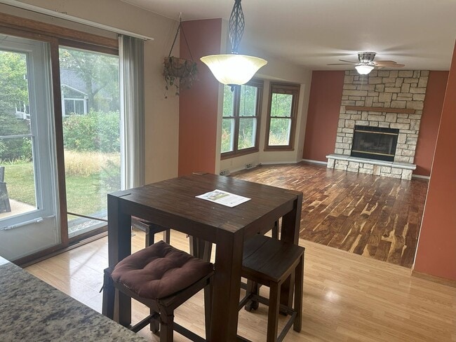 Building Photo - For Rent: Spacious 3 Bedroom, 2.5 Bath Single-Family Home in Franklin, WI