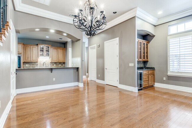 Building Photo - LUXURY 3-BEDROOM TOWNHOME IN ALAMO HEIGHTS