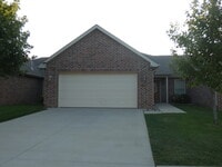 Building Photo - 627 N Edgemere Dr