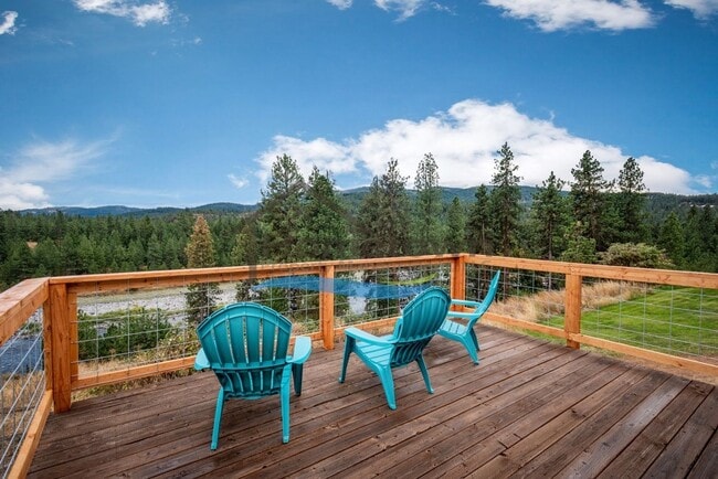 Building Photo - Post Falls Riverfront Home!