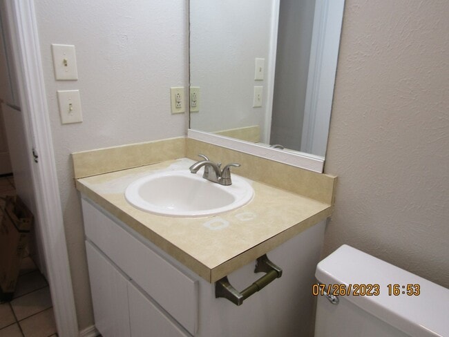 Building Photo - Very nice townhome located in the Heritage...