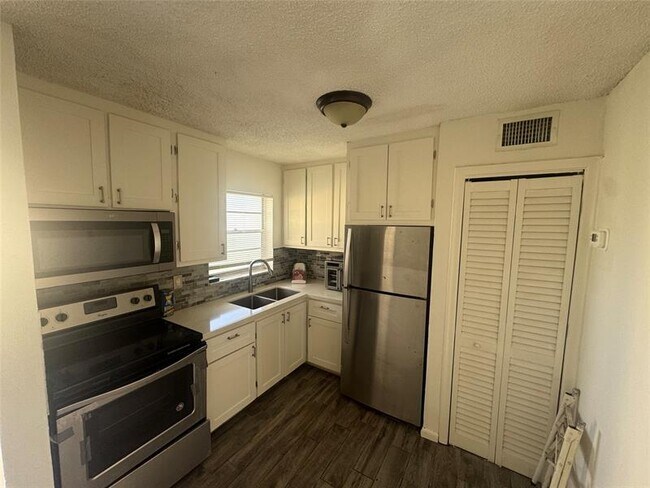 Building Photo - 5168 NE 6th Ave