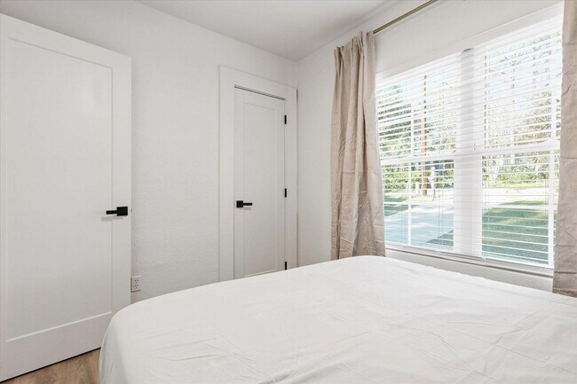 Building Photo - 643 W 8th Ave