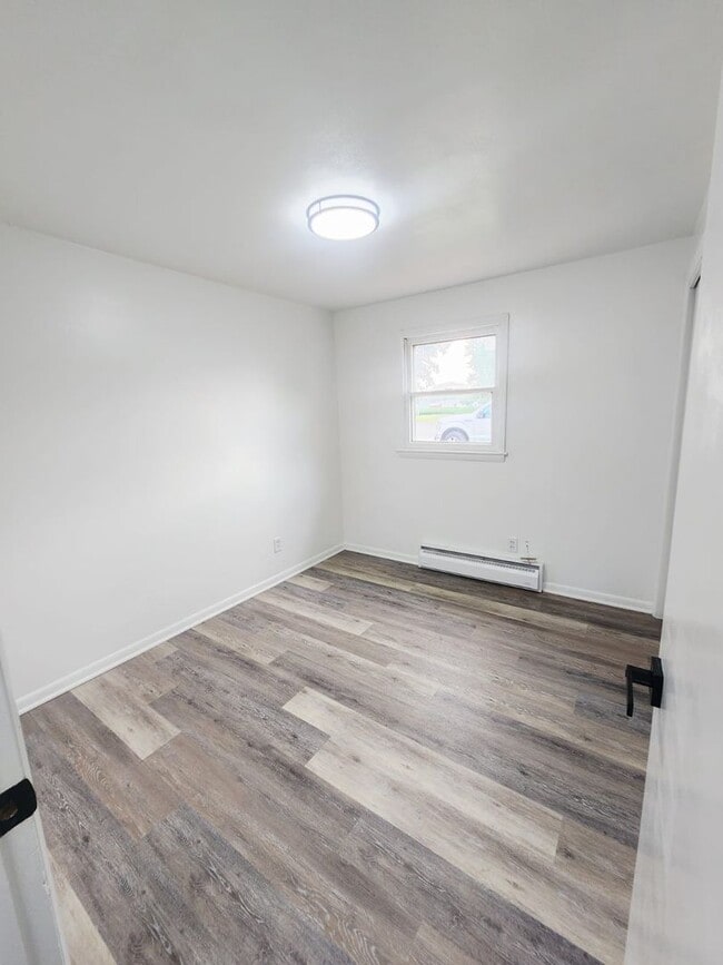 Building Photo - Fresh & Spacious 3BR/1BA – $1,395 – Move-I...