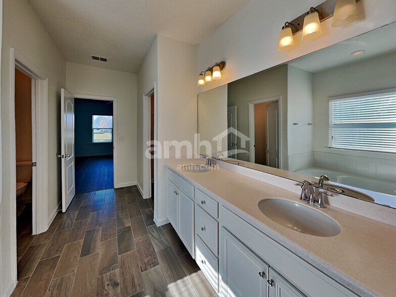 Building Photo - 144 Athens Dr