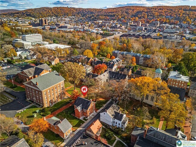 Building Photo - 426 Heckewelder Pl