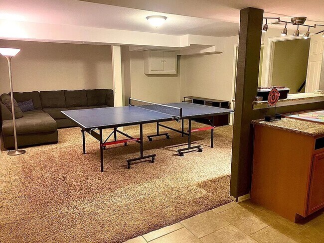 Building Photo - 1996 S Cherry St