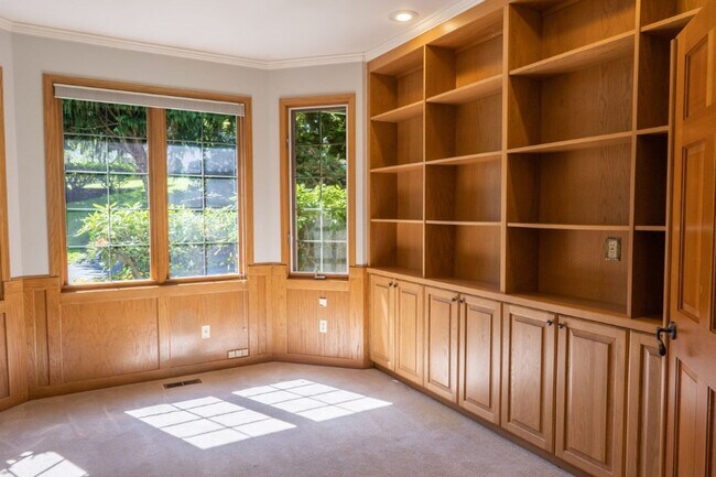 Building Photo - 4bd/3.75ba Woodinville Home