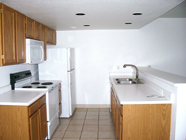 Building Photo - Convenient Fort Collins Living- Ground Floor 1 Bedroom Condo